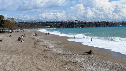 Antalya'da güneşli havayı fırsat bilenler sahillerde vakit geçirdi