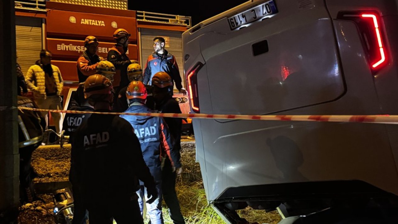 Antalya'da infaz koruma memurlarını taşıyan otobüs devrildi