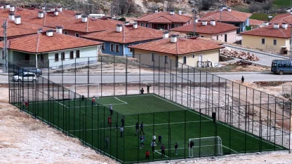 Bakan Kurum, Adıyaman'ın Zey köyünde halı sahaya kavuşan çocukları paylaştı