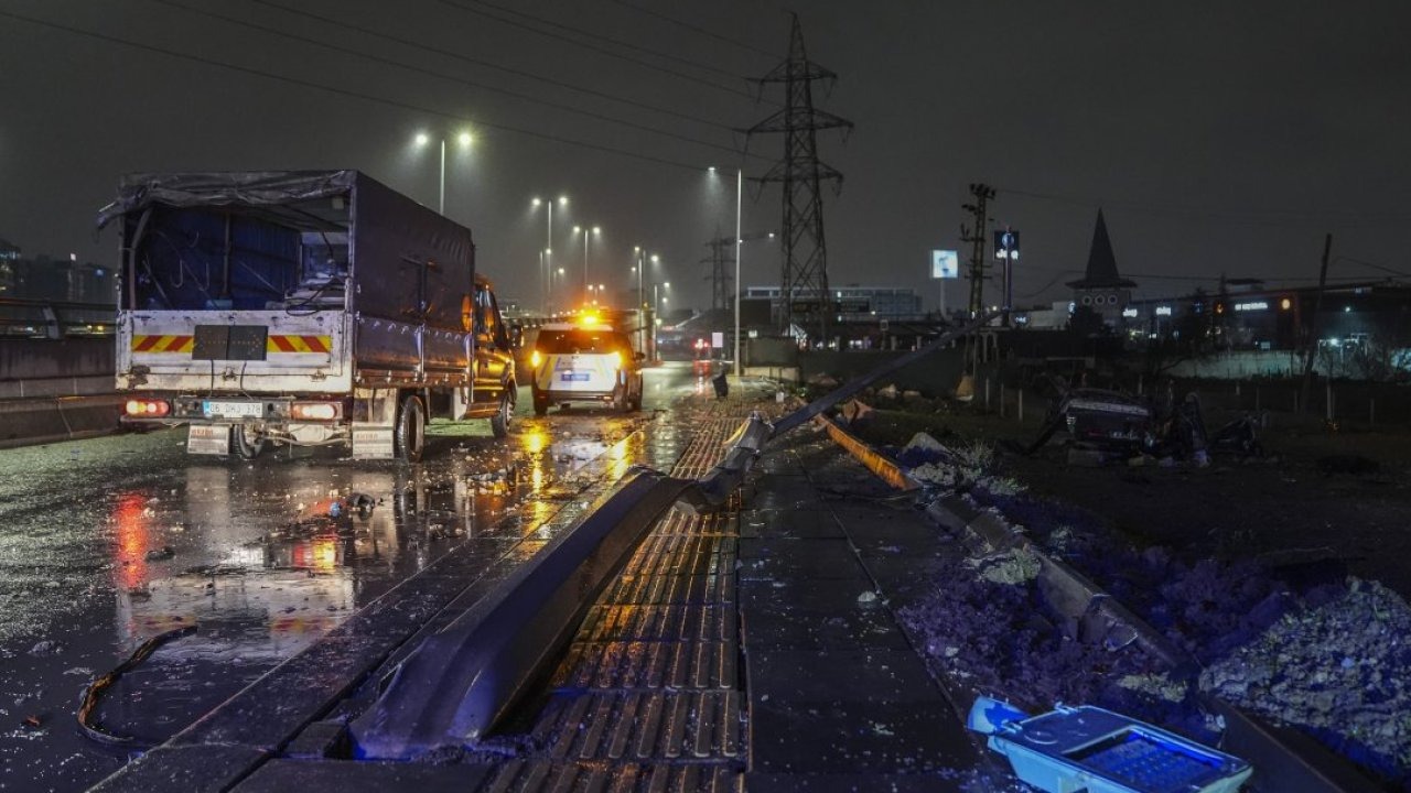 Başkentte bariyer ve direğe çarpan otomobilin sürücüsü hayatını kaybetti