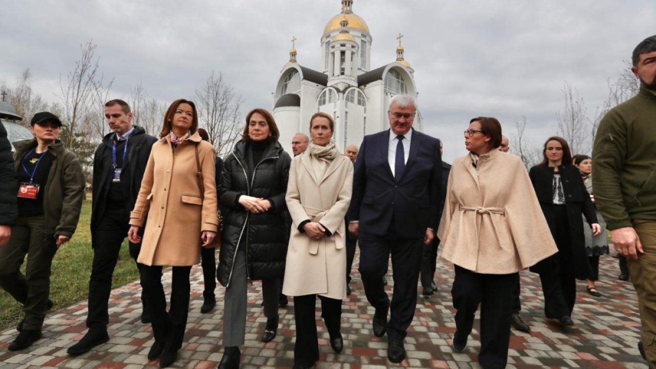 Bulgaristan Dışişleri Bakanı Neynski, Ukrayna'nın Buça kentinde anma törenine katıldı