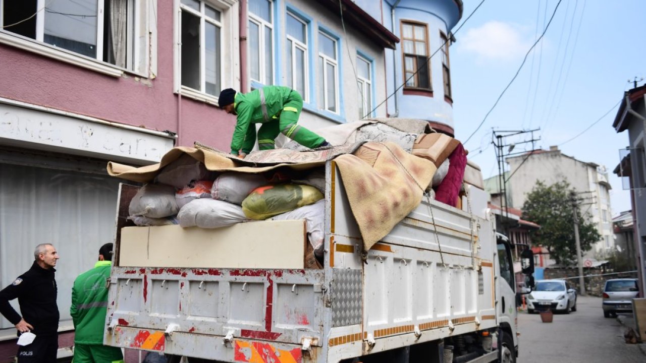 Bursa'da bir evden 4 kamyon çöp çıkartıldı