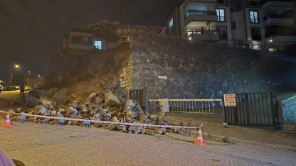 Bursa'da çöken istinat duvarının altında kalan otomobilde hasar oluştu