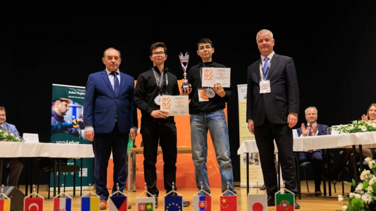 Bursalı lise öğrencileri robotik yarışmasında dünya ikincisi oldu