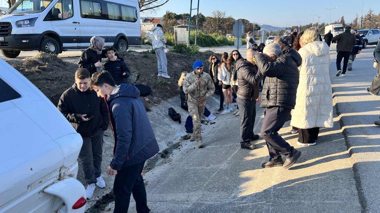 Çanakkale'de minibüs ile SUV tipi aracın çarpıştığı kazada 8 kişi yaralandı