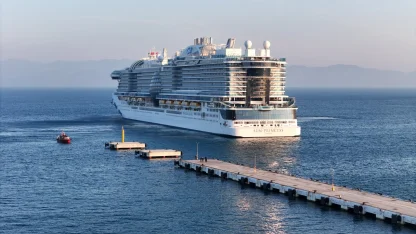 Dünyanın en büyük kruvaziyerlerinden "Sun Princess" 4 bin 12 turistle Kuşadası'na geldi