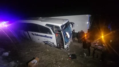 Erzincan'da bariyerlere çarpan yolcu otobüsünde hasar oluştu