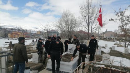 Erzurum'da polis ekipleri şehit mezarında değiştirdikleri Türk bayrağını şehidin annesine teslim etti
