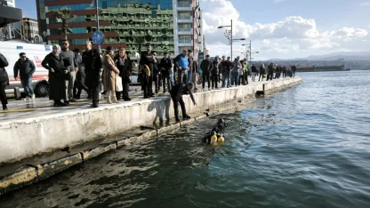 GÜNCELLEME - İzmir'de akülü tekerlekli sandalyesiyle denize düşen kişi hastanede hayatını kaybetti