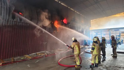 GÜNCELLEME - İzmir'de atölye ve depolarda çıkan yangın kontrol altına alındı