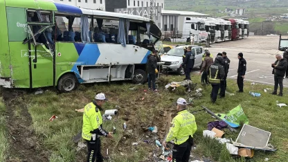 GÜNCELLEME - Samsun'da öğrencilerin bulunduğu midibüsün devrilmesi sonucu 11 kişi yaralandı