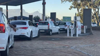 Güney Afrika'da akaryakıt zammı öncesi istasyonlarda uzun kuyruklar oluştu