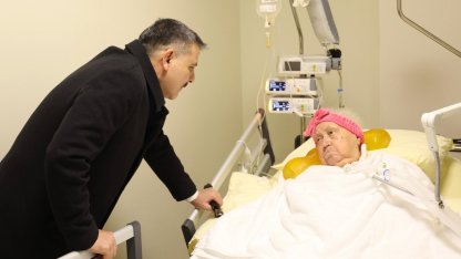 İçişleri Bakanı Çiftçi, ilkokul öğretmenini hastanede ziyaret etti