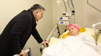 İçişleri Bakanı Çiftçi, ilkokul öğretmenini hastanede ziyaret etti