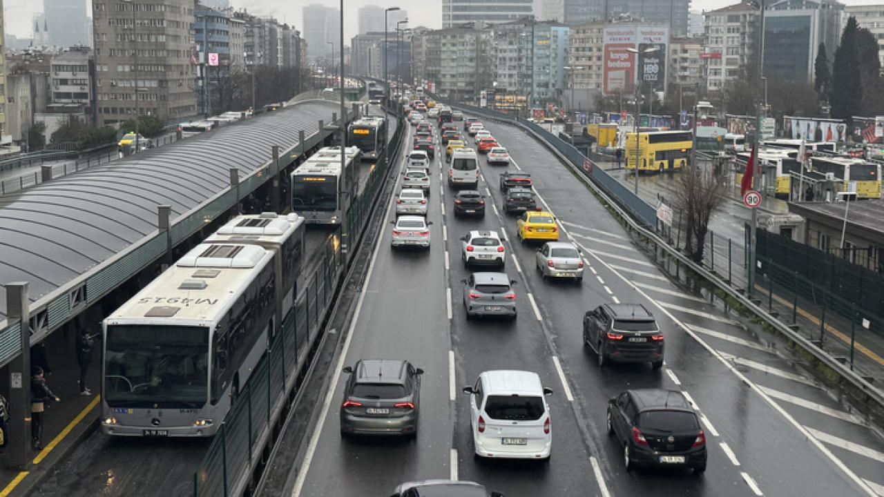İlk iş günü İstanbul trafiği kilitlendi: Yoğunluk yüzde 76