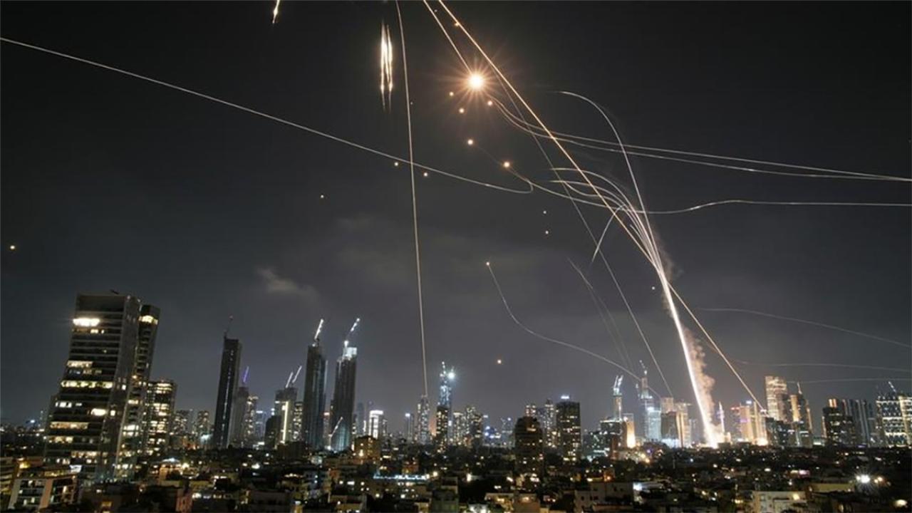 İran'ın hipersonik füzeleri Tel Aviv'i vurdu! Demir Kubbe savunması çöktü