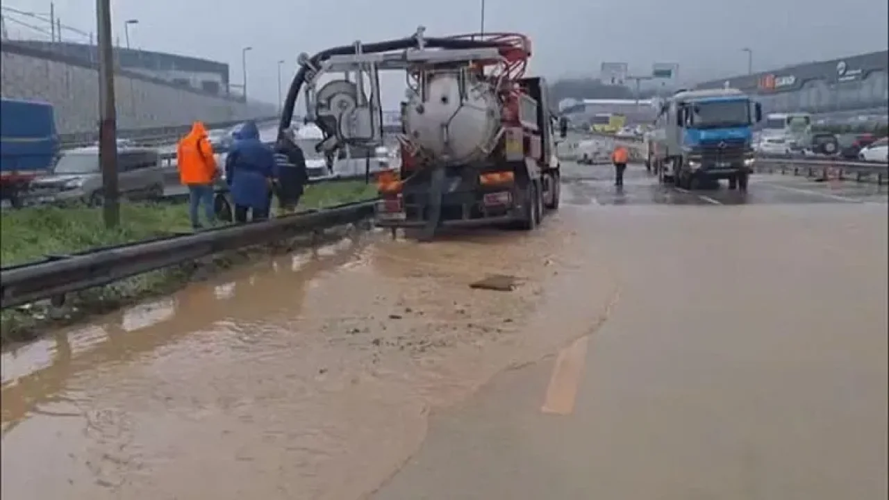 İstanbul Sağanağa Teslim: Yollar Çöktü, Dereler Taştı! :Kadıköy Yolu Kapandı, Araçlar Çukura Düştü
