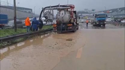 İstanbul Sağanağa Teslim: Yollar Çöktü, Dereler Taştı! Kadıköy Yolu Kapandı, Araçlar Çukura Düştü
