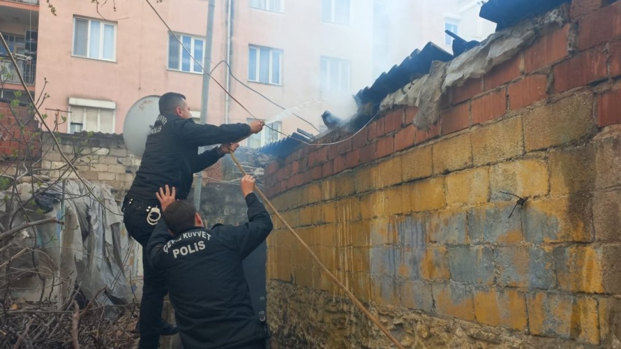 İzmir'de kümeste çıkan yangına ilk müdahaleyi çevik kuvvet ekibi yaptı