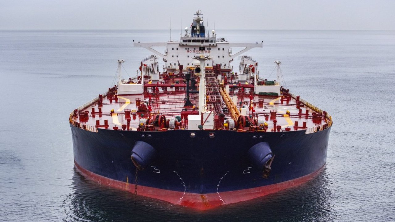 Karadeniz'de saldırıya uğrayan "Altura" isimli tanker Kilyos açıklarına demirledi