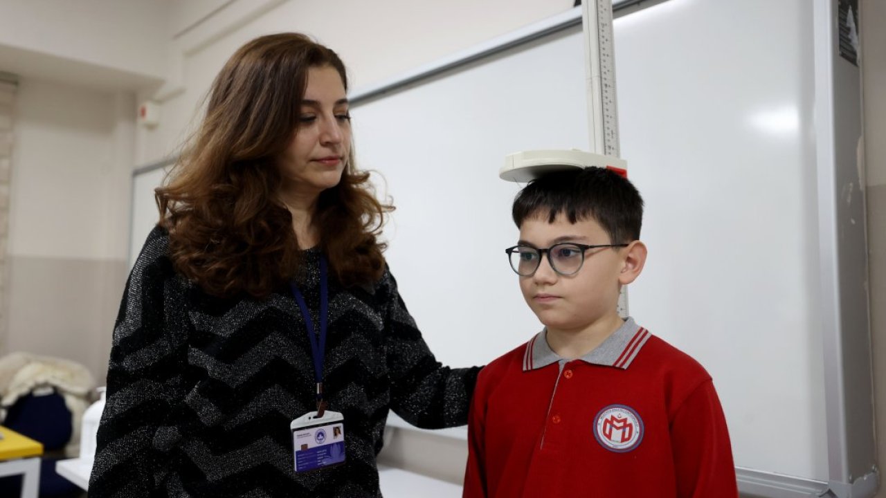 Kırklareli'nde ortaokul öğrencilerine skolyoz taraması yapılıyor