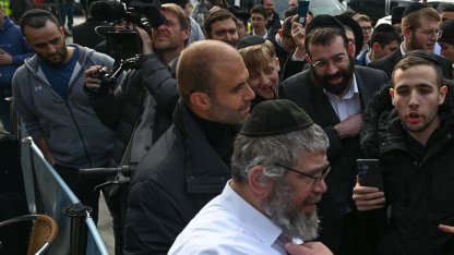 Londra'da Al Jazeera muhabirlerine hakaret eden kişinin polis olduğu belirlendi