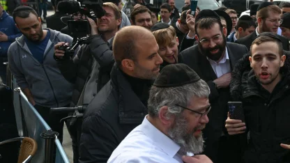 Londra'da Al Jazeera muhabirlerine hakaret eden kişinin polis olduğu belirlendi