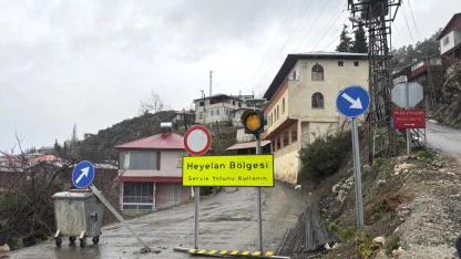 Mersin'de heyelan nedeniyle bazı evler zarar gördü 
