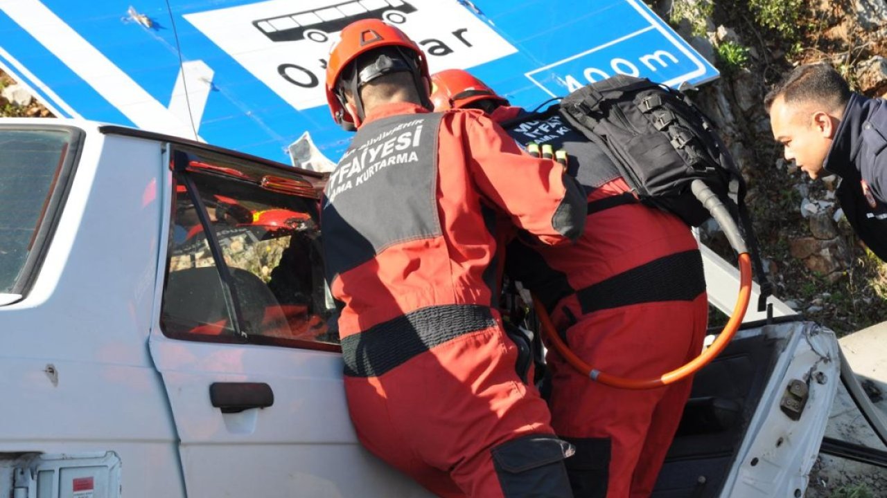 Muğla'da otomobilde sıkışan yolcuyu itfaiye kurtardı