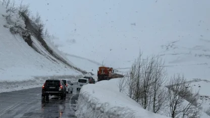 Muş-Kulp kara yoluna düşen çığ ve toprak birikintisi temizlendi