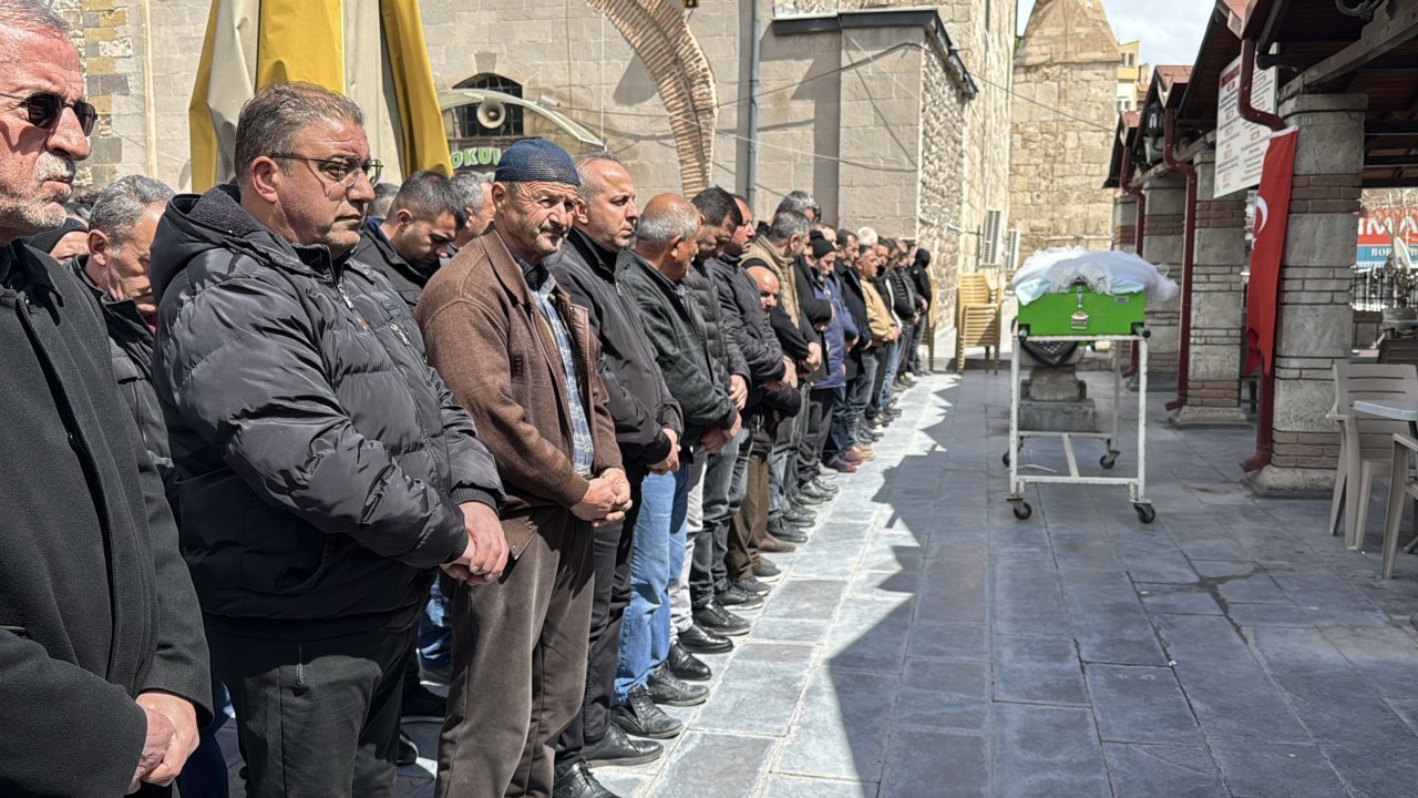 Niğde'de boşanma aşamasındaki kocası tarafından öldürülen kadının cenazesi defnedildi
