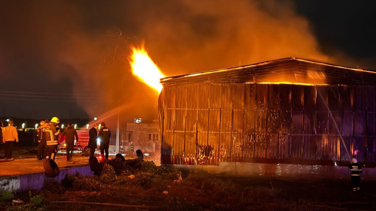 Osmaniye'de kağıt fabrikasında çıkan yangına müdahale ediliyor