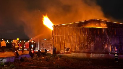 Osmaniye'de kağıt fabrikasında çıkan yangına müdahale ediliyor