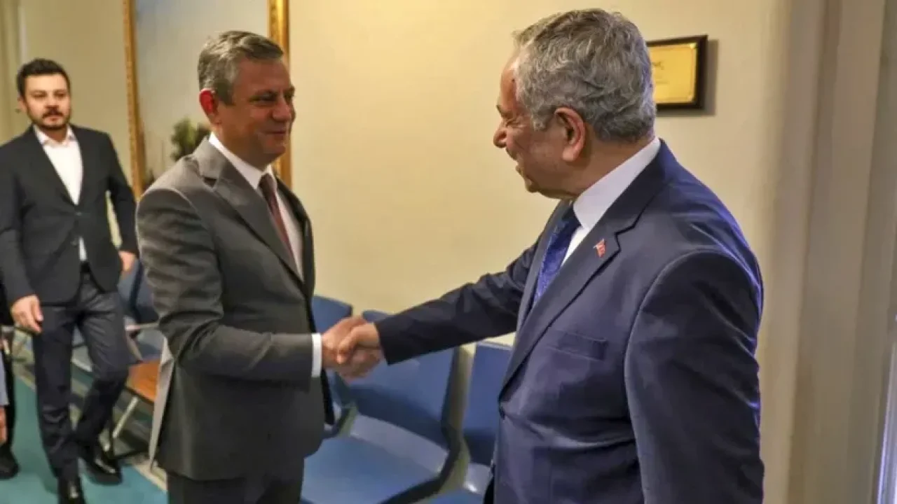 Özgür Özel ile Bülent Arınç ne konuştu? 1 saat 15 dakikalık zirvenin perde arkası