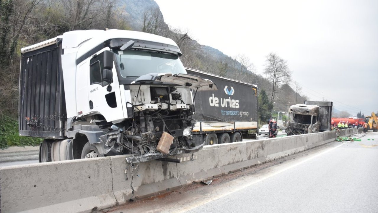 Sakarya'da 3 aracın karıştığı trafik kazasında 2 kişi yaralandı