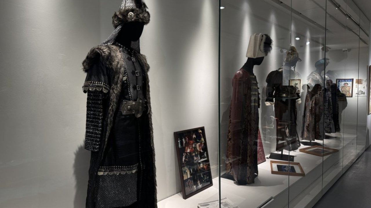 "Ses ve Renkle Sanatta 50 Yıl" sergisi AKM'de sanatseverlerle buluştu