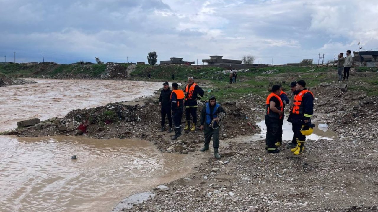 Şiddetli ve aralıksız yağışın sürdüğü Irak'ın Kerkük kentinde bir kişi sele kapıldı