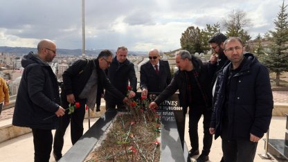 Sivas'ta meslektaşları gazeteci İsmail Güneş'i kabri başında andı