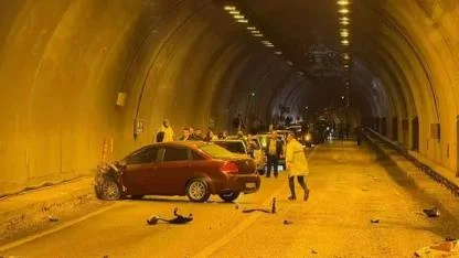 Tünel girişinde feci kaza: 2’si çocuk 7 yaralı