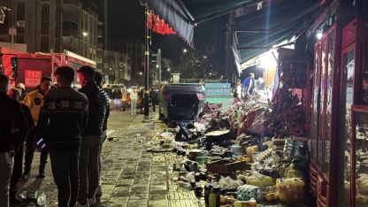 Sivas'ta trafik kazası: 2 iş yerinde hasar