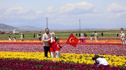 Karaman, lale tarlalarıyla ziyaretçilerin ilgisini çekiyor.