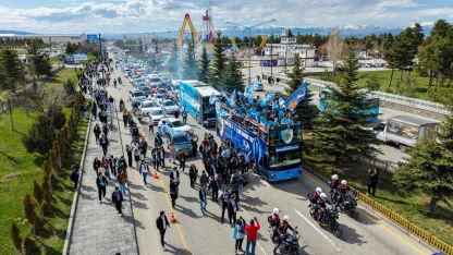 Erzurumspor'da şampiyonluk kutlamaları başladı! Futbolcular şehir turu attı