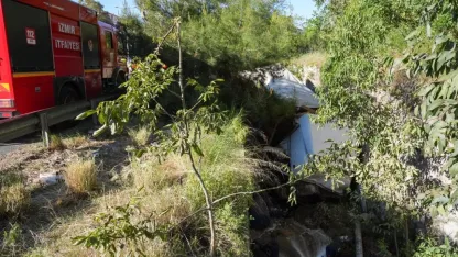 İzmir'de bir TIR'ın 9 araca çarpmasıyla yaşanan korkunç kazada 1 polis şehit, 2 kişi hayatını kaybetti
