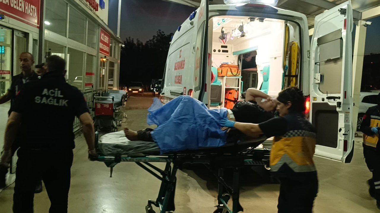 Adana’da babasının bıçakladığı kadın yaralandı.