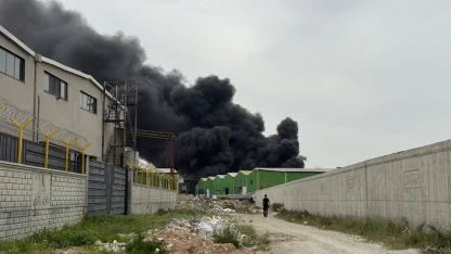 Adana'da geri dönüşüm tesisinde çıkan yangına müdahale ediliyor