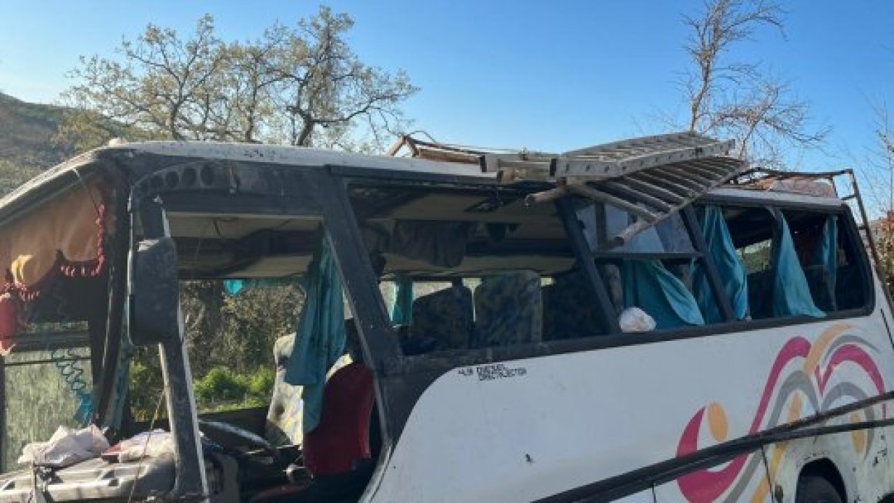 Adana'da tarım işçilerini taşıyan midibüsün devrildiği kazada 17 kişi yaralandı