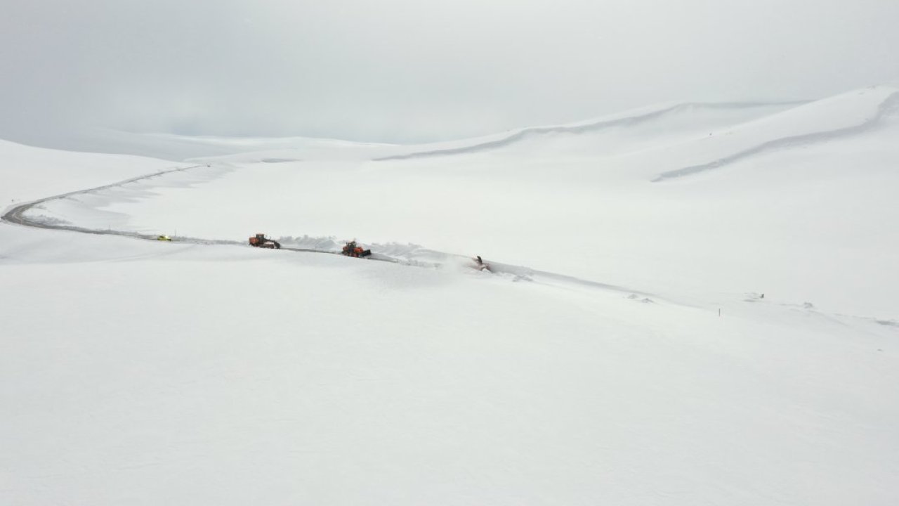 Ağrı'da ekipler nisan ortasında yoğun karla mücadele çalışması yürütüyor