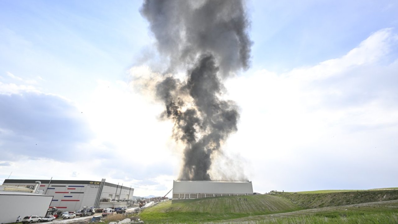 Ankara'da mobilya deposunda çıkan yangına müdahale ediliyor