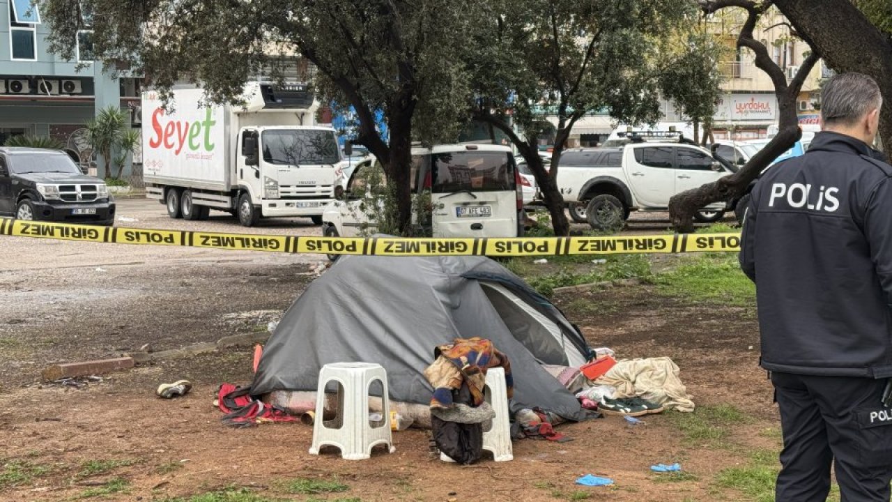 Antalya'da parkta çadırda yaşayan kişi ölü bulundu