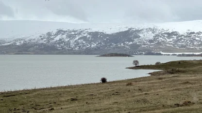Ardahan'da Aktaş Gölü'nün yüzeyini kaplayan buzlar eridi